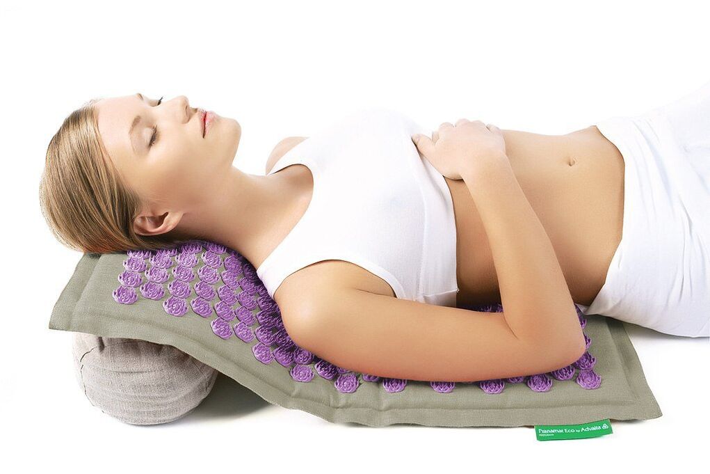 Омуртканын моюнчасынын остеохондрозуна каршы ийне аппликатор жардам берет